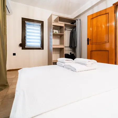 Rustic Cat - Sleeps 8 - Free Parking Apartment *