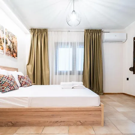Rustic Cat - Sleeps 8 - Free Parking * Kavala