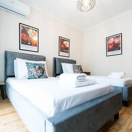 Rustic Cat - Sleeps 8 - Free Parking Kavala