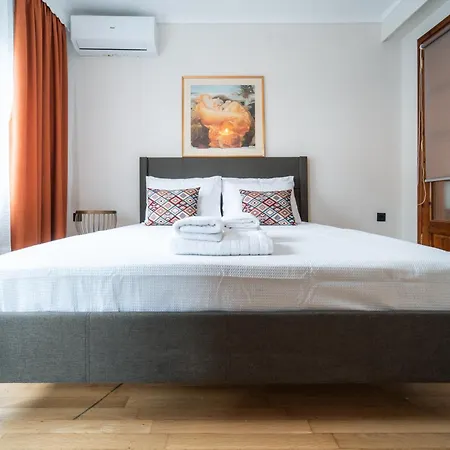 Rustic Cat - Sleeps 8 - Free Parking * Kavala