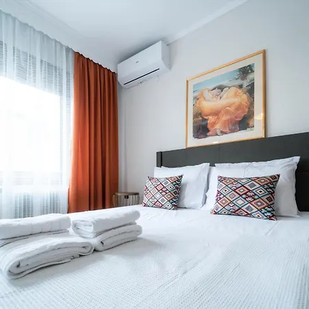 Rustic Cat - Sleeps 8 - Free Parking Apartment *