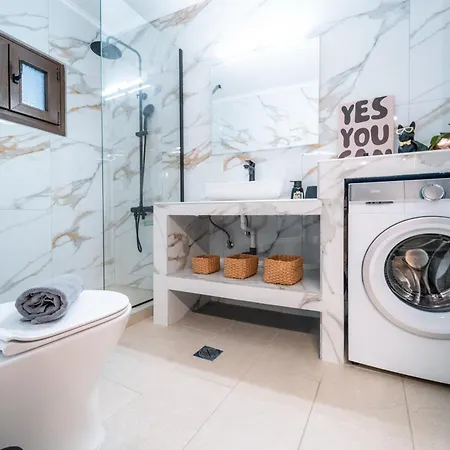 Rustic Cat - Sleeps 8 - Free Parking Apartment