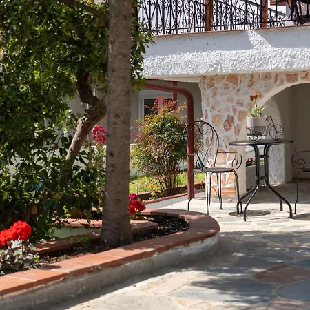 Rustic Cat - Sleeps 8 - Free Parking