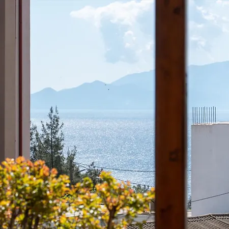Rustic Cat - Sleeps 8 - Free Parking Kavala
